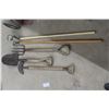 Image 5 : Yard Tools: Potato fork, Edger, Spade, Hoe + Brooms 