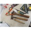 Image 2 : Saws, Knee Pads, Framing Hammer, Measuring Devices, Wrecking Bar / Pry Bar