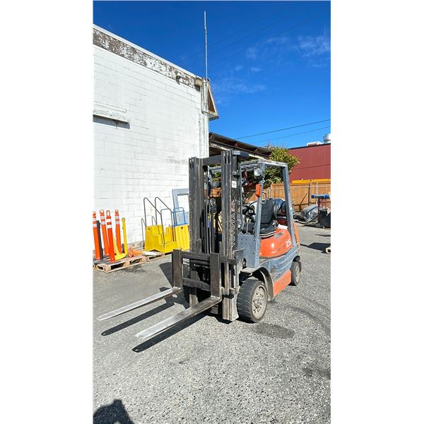 TOYOTA EZ LOADER 25 PROPANE FORKLIFT - 42-6FGCU25 - SIDE SHIFT, 4900 LBS MAX LOAD CAPACITY, 5 BACK