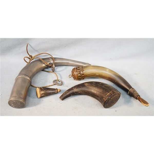 4 pcs: (3) horn powder horns and (1) metal powder horn