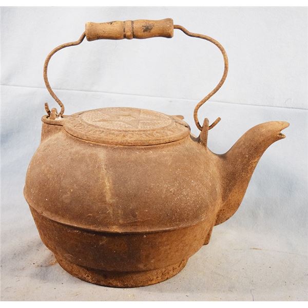 MB Record Foundry Co. cast iron tea kettle, stamped with a large star