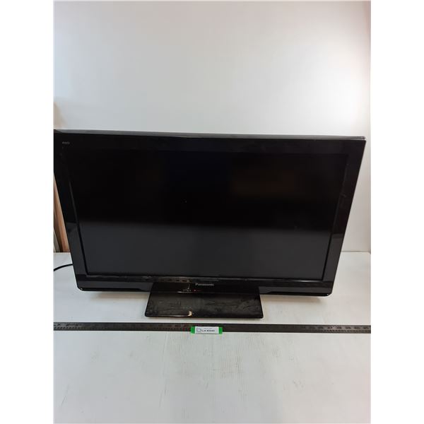 Panasonic Viera 32" LCD TV - Powers On, No Remote - Pickup Only