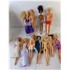 Image 2 : Barbie Fashion Doll Trunk & Miscellaneous Dols