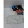 Image 2 : Lot: Dishes, Bowl, Napkins, Bread Pan, Misc