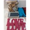 Image 2 : Lot: Coin Rolls, Love Sign, Pencil Cases, Misc