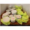 Image 2 : LOT: +/- 100 SOUCOUPES ET ASSIETTES BLANC GRANDEUR ASST