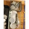 Image 2 : LOT DE 24+ SALIÈRES, POIVRIÈRES, ET SHAKERS À PARMESAN