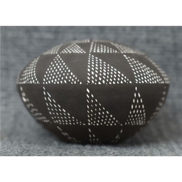 ACOMA POTTERY SEED JAR (DOROTHY TORIVIO)
