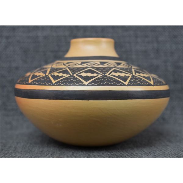 HOPI POTTERY VASE (FAWN NAVASIE)