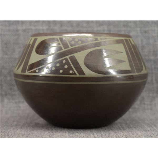 SAN ILDEFONSO POTTERY BOWL (ERIC FENDER  THAN TSIDEH )