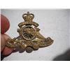Image 2 : Royal canadian artillery cap badge + unique item possibly scale?