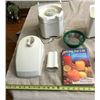 Image 2 : #527: Fruit and vegetable juicer with book on juicing. Good condition. No manual. Easy to use.
