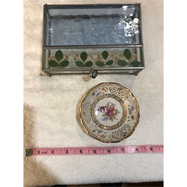 #534: Decorative glass box. 6.5” (17 cm) x 4.5” 912 cm) + intricate small glass di
