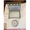 Image 2 : #534: Decorative glass box. 6.5” (17 cm) x 4.5” 912 cm) + intricate small glass di