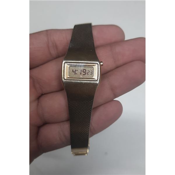 VINTAGE LADIES SEIKO DIGITAL, NEW BATT,  RUNS