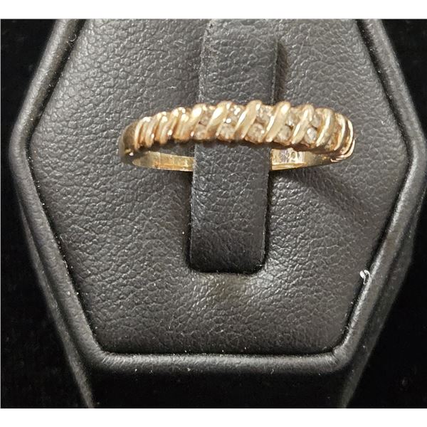 10 Karat Yellow Gold Ring with Diamond Chips
