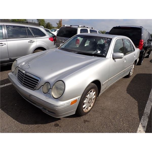 2001 Mercedes-Benz E320