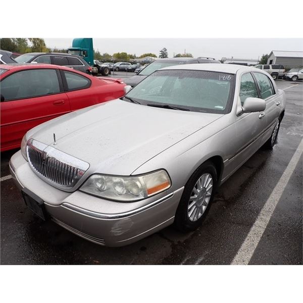2004 Lincoln Town Car