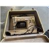 Image 2 : VINTAGE CASED SINGER SEWINNG MACHINE