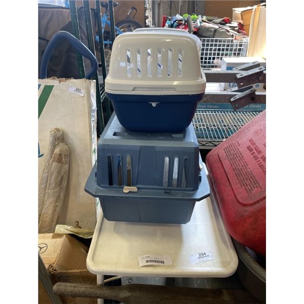 TV TRAY AND 2 PET KENNELS, CARRIER