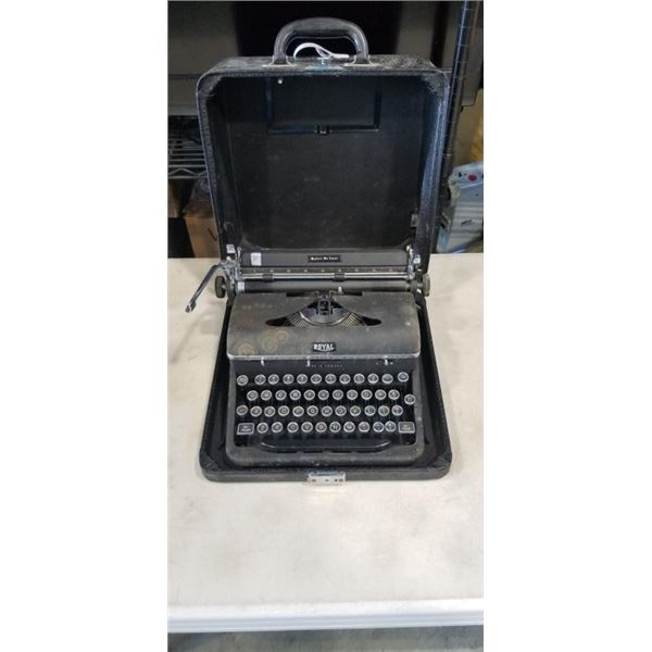 VINTAGE CASED ROYAL, QUIET DELUX MADE IN CANADA TYPEWRITER