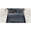 Image 2 : VINTAGE CASED ROYAL, QUIET DELUX MADE IN CANADA TYPEWRITER