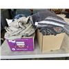 Image 1 : 2 BOXES OF BLANKETS AND TOWELS