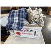 Image 2 : 2 BOXES OF BLANKETS AND TOWELS