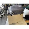 Image 3 : 2 BOXES OF BLANKETS AND TOWELS
