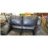 Image 3 : BLACK LEATHER LOVESEAT