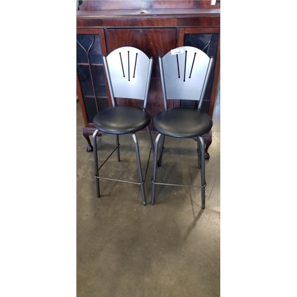 2 METAL BARSTOOLS WITH BLACK LEATHER SEAT