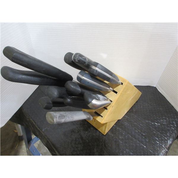 KNIFE BLOCK & ASSORTED KNIVES