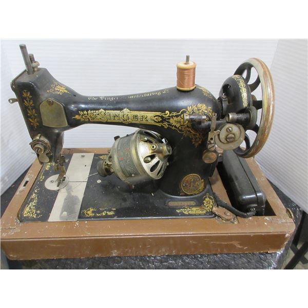 ANTIQUE:  SINGER SEWING MACHINE & CASE
