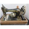 Image 1 : ANTIQUE:  SINGER SEWING MACHINE & CASE
