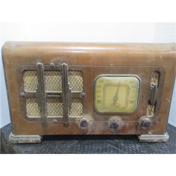 ANTIQUE:  RCA VICTOR TUBE STYLE RADIO