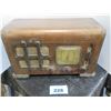 Image 3 : ANTIQUE:  RCA VICTOR TUBE STYLE RADIO