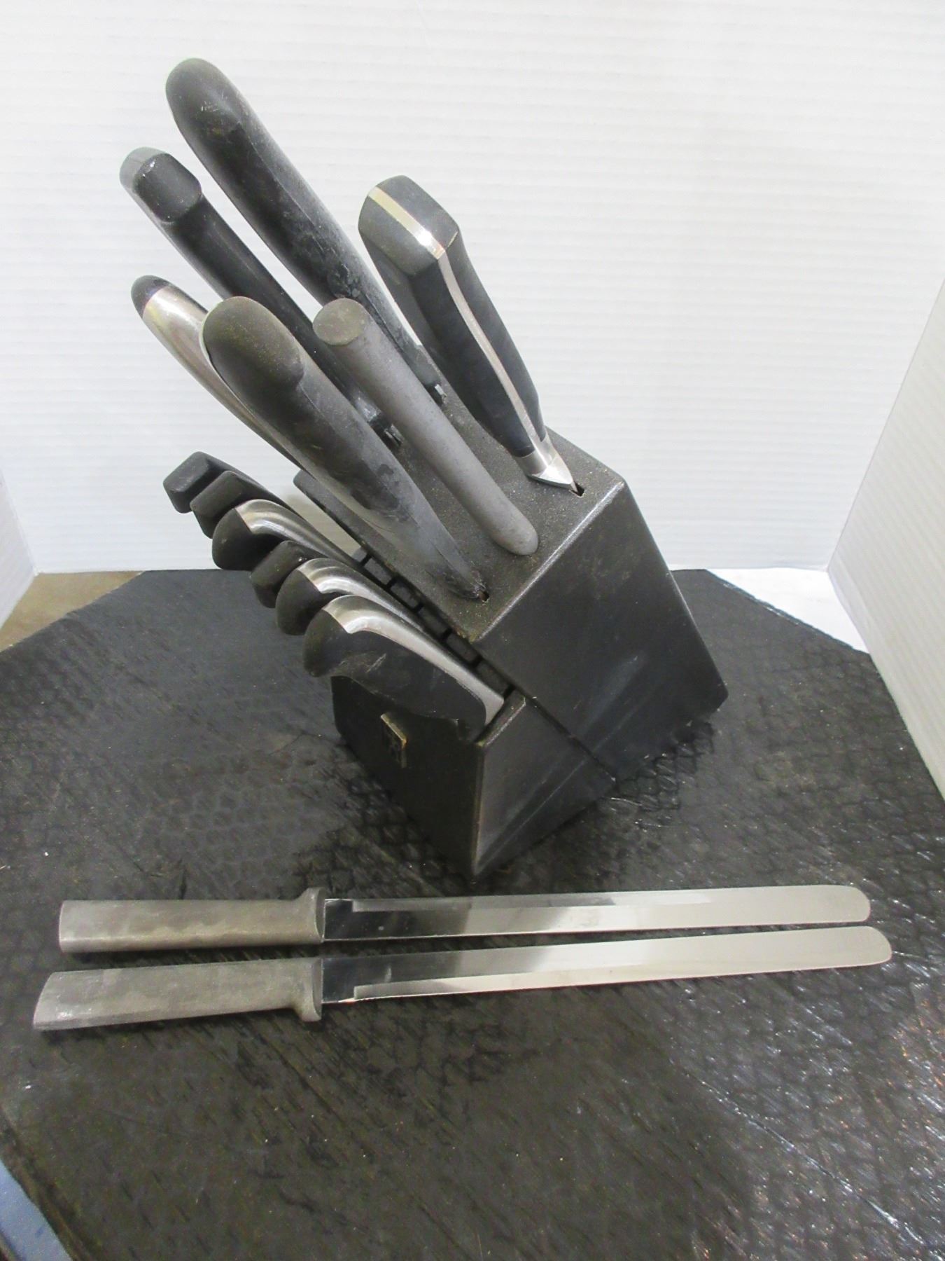 KNIFE BLOCK C/W 17 ASSORTED KNIVES