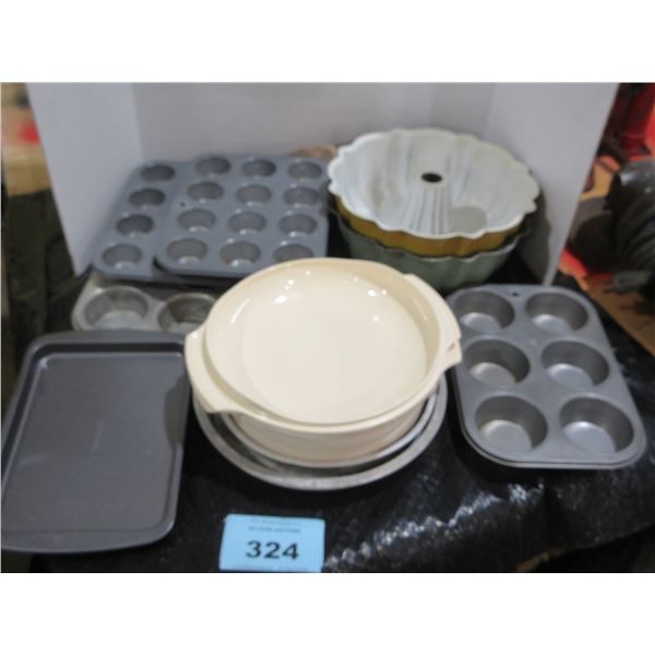 APPROX. 10 PIECES OF BAKEWARE