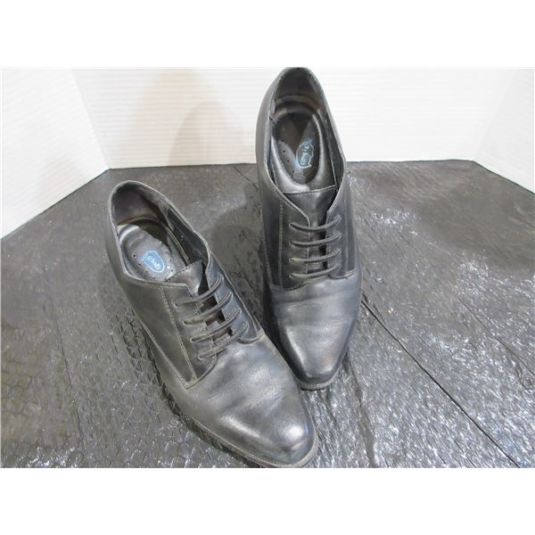 LADIES DR. SCHOLL'S SHOES (SIZE 8.5)