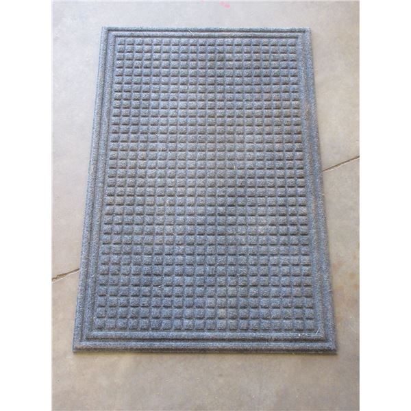 GREY DOOR MAT (APPROX. 3' X 2')