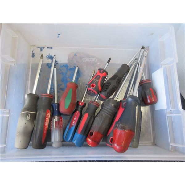 BIN C/W 13 ASSORTED SCREWDRIVERS