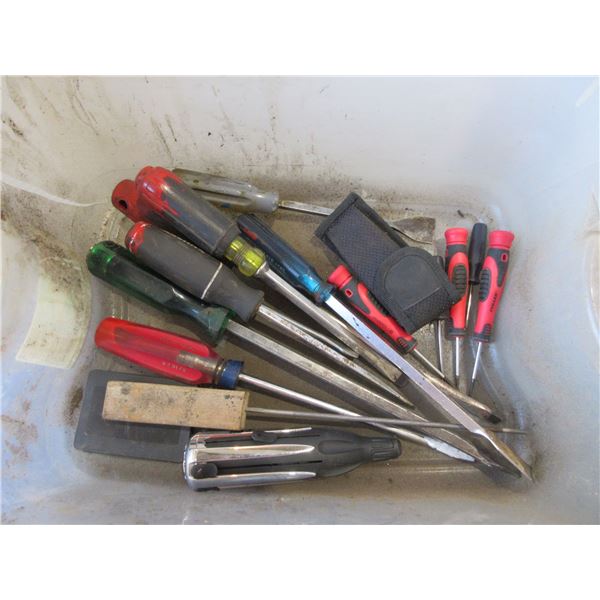 BIN C/W 14 ASSORTED SCREWDRIVERS
