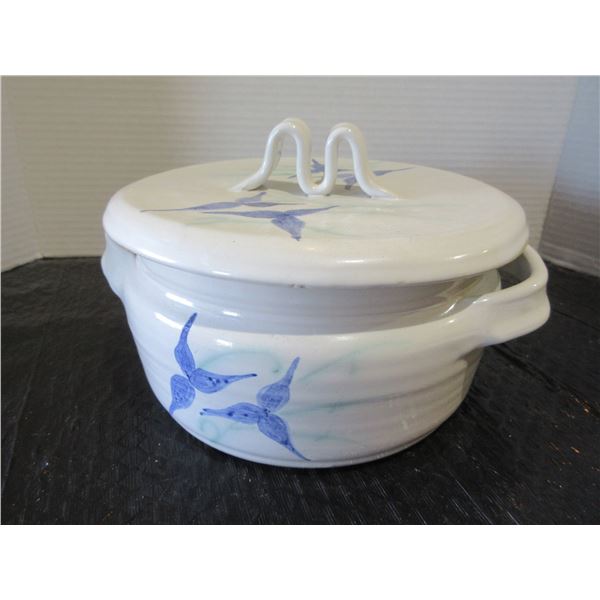 POTTERY CASSEROLE & LID (APPROX. 7" D)