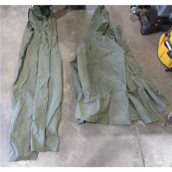 HELLY HANSON 2 PIECE RAIN SUIT (SIZE MEDIUM)