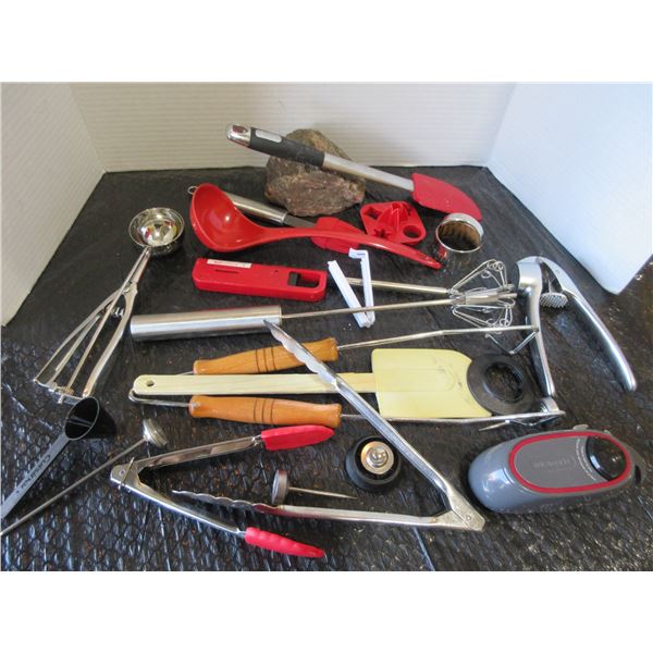 ASSORTED KITCHEN UTENSILS