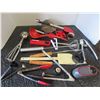 Image 1 : ASSORTED KITCHEN UTENSILS