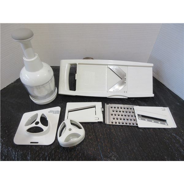 PAMPERED CHEF KITCHEN SLICER & BLADES C/W CHOPPER