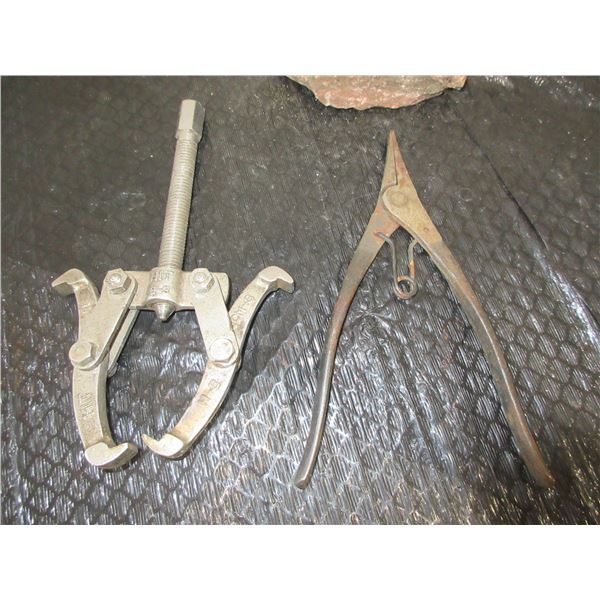 GEAR PULLER, FLAT NOSED PLIERS
