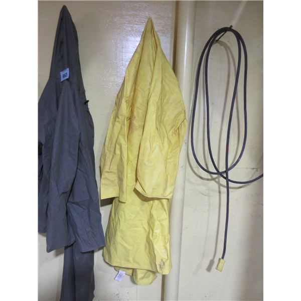 HELLY HANSON RAIN COAT (SIZE XL)