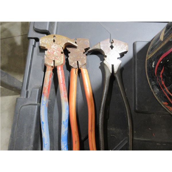 TIN C/W GARDEN TOOLS, FENCING PLIERS, STAPLES, ETC